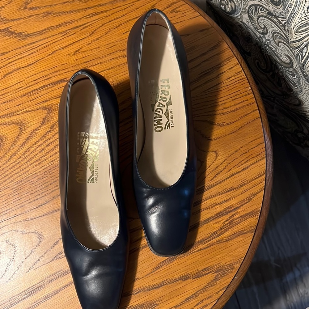 Salvatore Ferragamo Black Leather Pumps Sz 8.5 2A